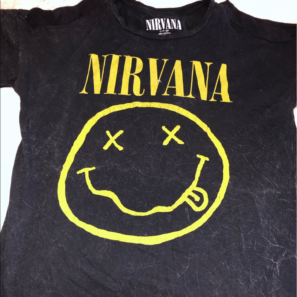 open shoulder, Nirvana T-shirt
